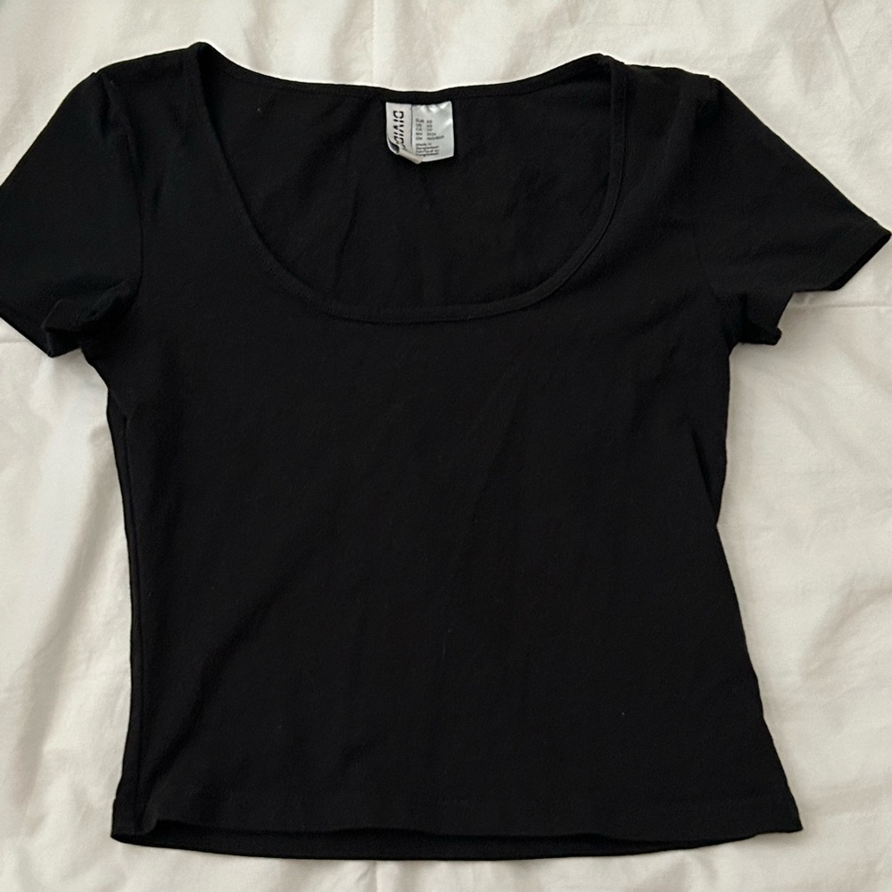 black scoop neck top. h&m